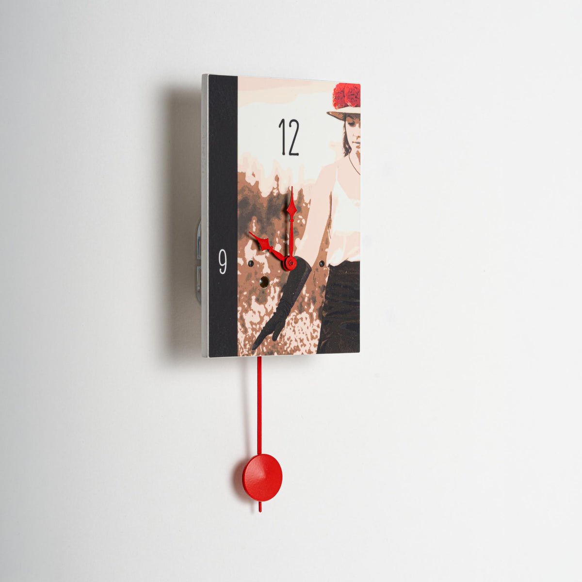 Wanduhr "Sarah mit Handschuh", rechteckig, Holzschild, Siebentagewerk