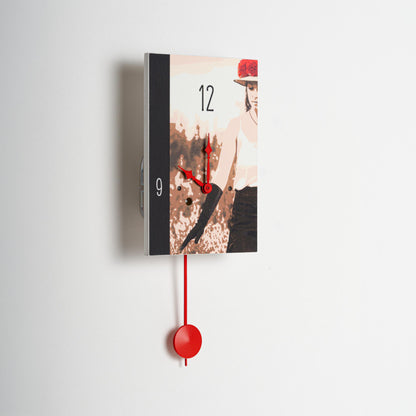 Wanduhr "Sarah mit Handschuh", rechteckig, Holzschild, Siebentagewerk