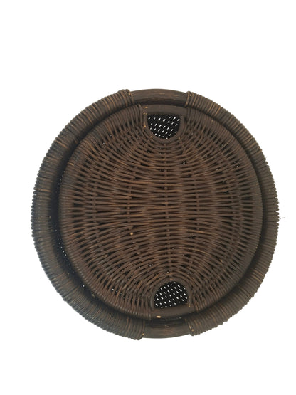 Dunkler Korb mit Deckel