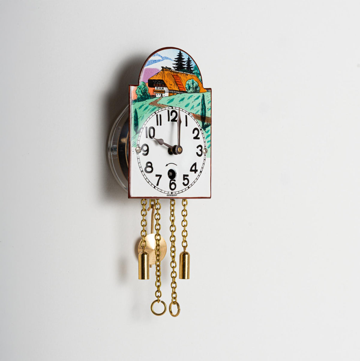 Wanduhr "Schwarzwaldhaus",  Bogenschild aus Emaille, Maße: 50 x 75 mm, Eintagewerk