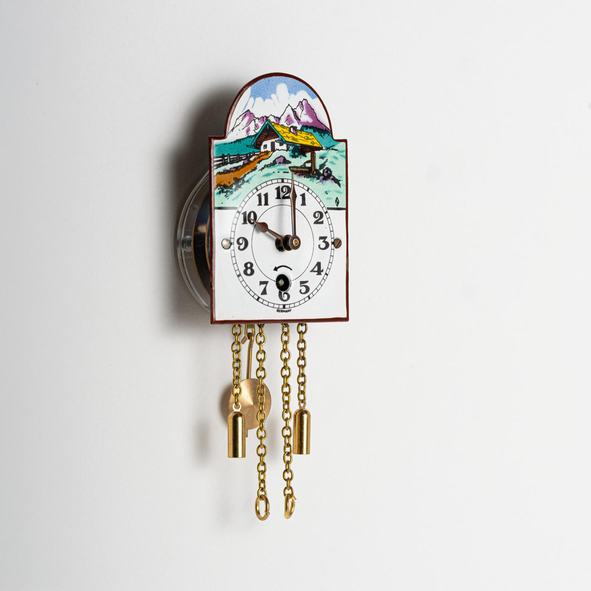 Wanduhr "Alpenhaus",  Bogenschild aus Emaille, Maße: 50 x 75 mm, Eintagewerk