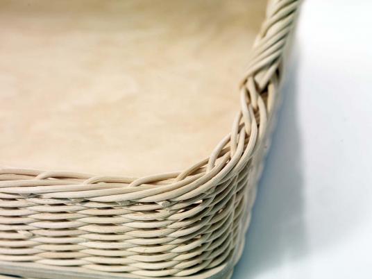 Rechteckiges Tablett, Peddig, Holzboden, zwei Tragegriffe, ca. 48 x 38 cm