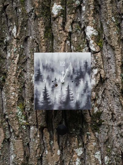 Wanduhr "Nebelwald - schwarzweiß", quadratisch, Holzschild, Siebentagewerk