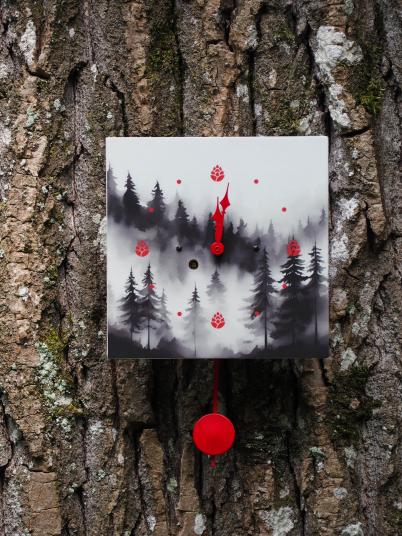 Wanduhr "Nebelwald - rote Punkte", quadratisch, Holzschild, Siebentagewerk
