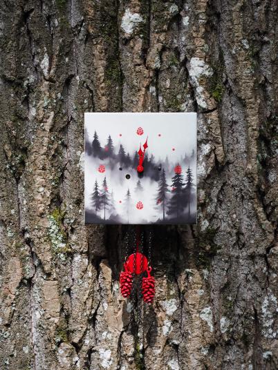 Wanduhr "Nebelwald - rote Punkte", quadratisch, Holzschild, Siebentagewerk
