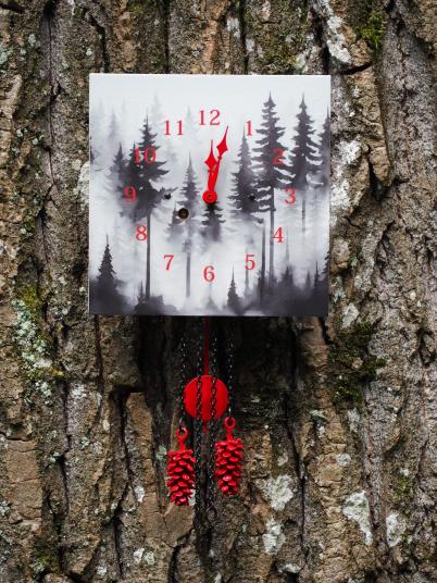Wanduhr "Nebelwald - rote Ziffern", quadratisch, Holzschild, Siebentagewerk