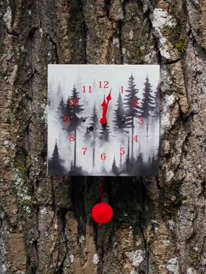 Wanduhr "Nebelwald - rote Ziffern", quadratisch, Holzschild, Siebentagewerk