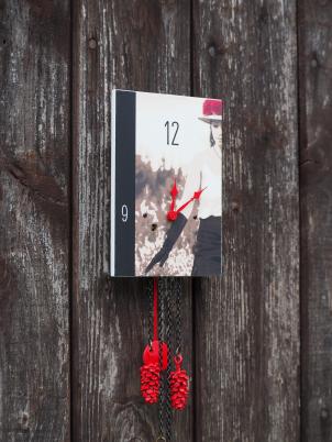 Wanduhr "Sarah mit Handschuh", rechteckig, Holzschild, Siebentagewerk