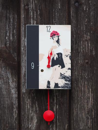 Wanduhr "Sarah", rechteckig, Holzschild, Siebentagewerk