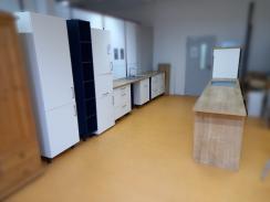 Küche mit Spühle + Kühlschrank 
