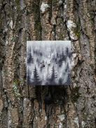 Wanduhr "Nebelwald - schwarzweiß", quadratisch, Holzschild, Siebentagewerk 