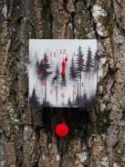 Wanduhr "Nebelwald - rote Ziffern", quadratisch, Holzschild, Siebentagewerk 