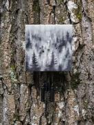 Wanduhr "Nebelwald - schwarzweiß", quadratisch, Holzschild, Siebentagewerk 