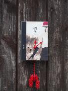 Wanduhr "Sarah mit Handschuh", rechteckig, Holzschild, Siebentagewerk 