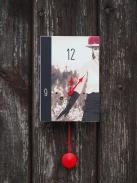 Wanduhr "Sarah mit Handschuh", rechteckig, Holzschild, Siebentagewerk 