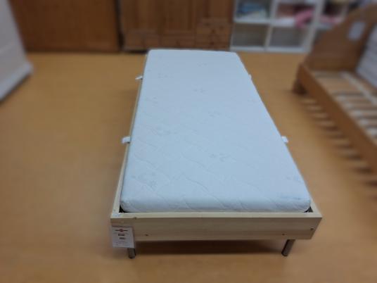 Bett mit Rost und Matratze 