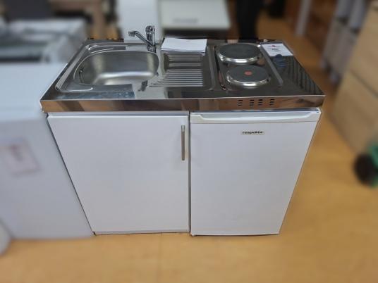 Küche (Kühlschrank, Herdplatte, Spühle und Armatur) 