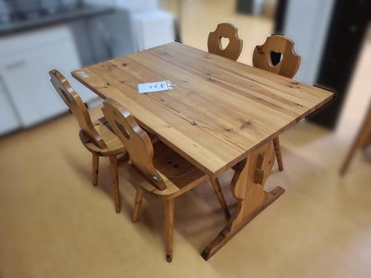 Kieferntisch mit 4 Stühlen 