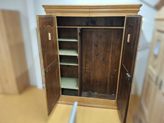 Antiker Schrank 