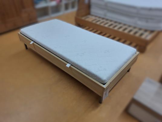 Bett mit Rost und Matratze 