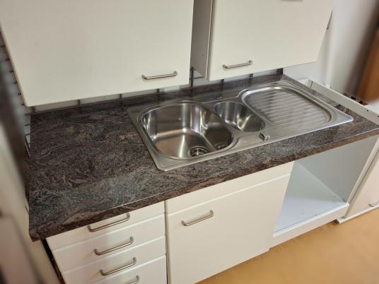 Küche mit Granitplatte 