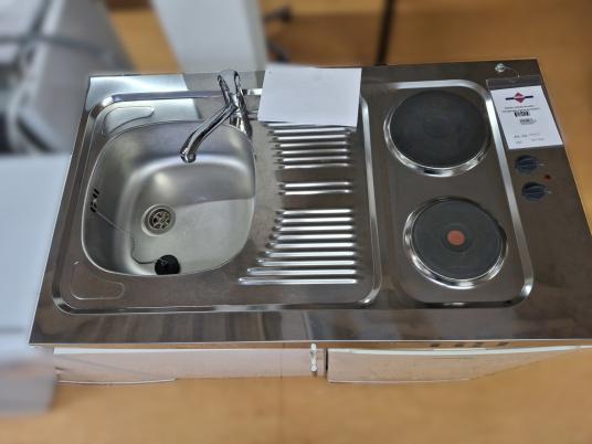 Küche (Kühlschrank, Herdplatte, Spühle und Armatur) 