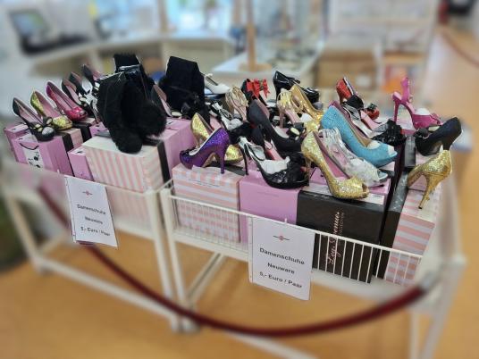Damenschuhe Neuware, je paar 5€ 